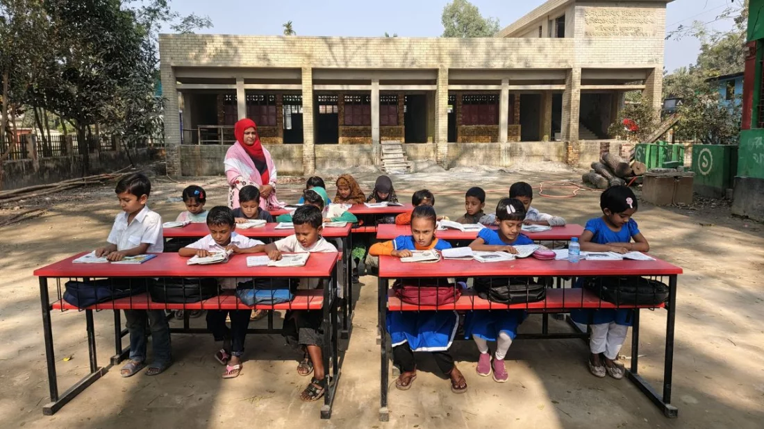 মেয়াদ পেরোলেও শেষ হয়নি ভবন নির্মাণ, খোলা মাঠে পাঠদান