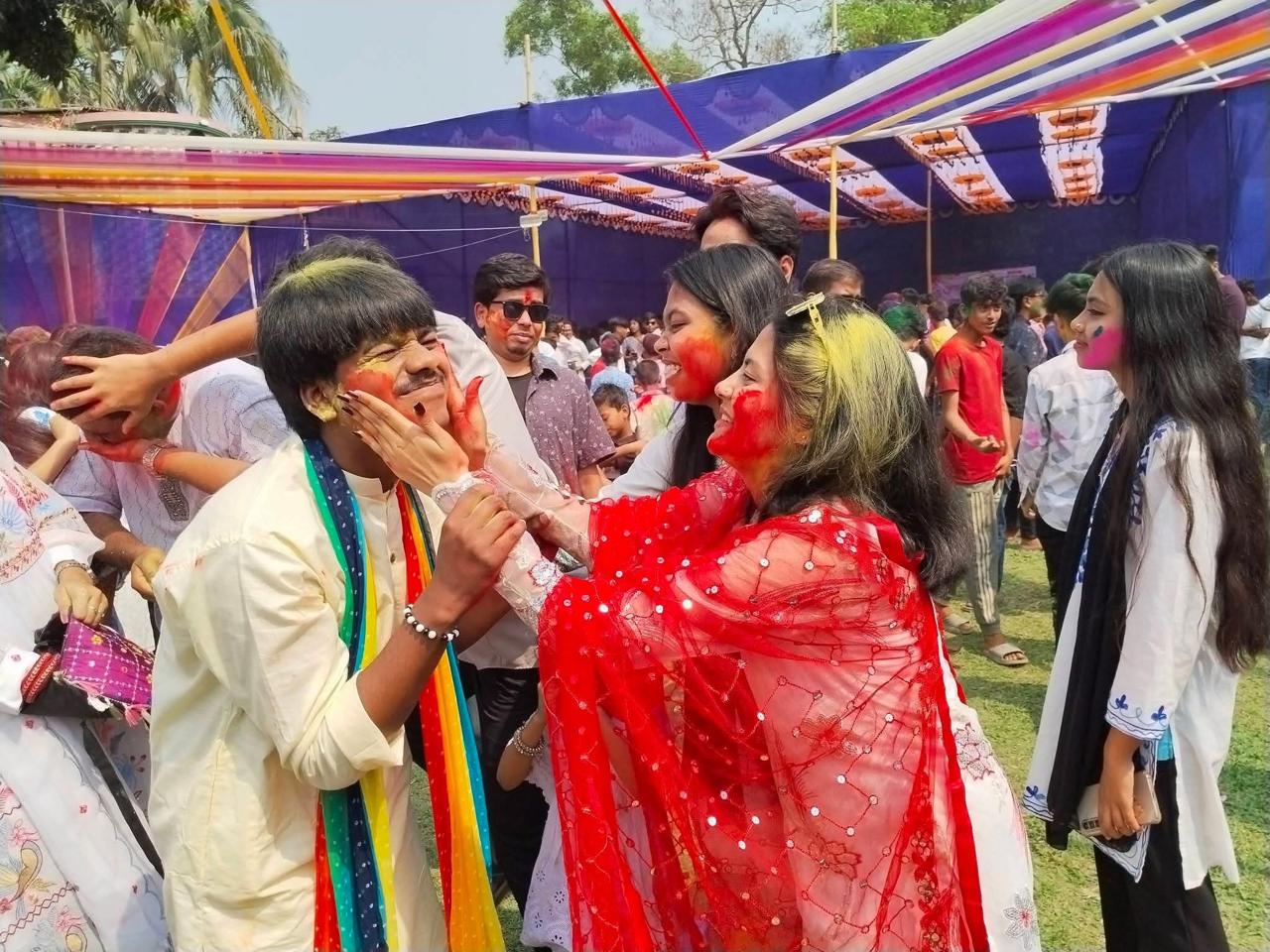 শ্রীমঙ্গলে নাচে গানে রঙের মেলা হলি উৎসব