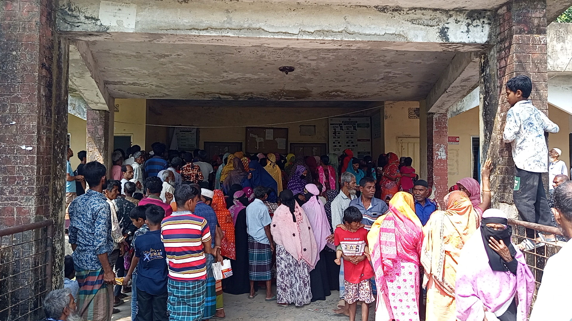 নেছারাবাদে ভিজিএফের চাল বিতরণে অনিয়ম, ১০ কেজির বদলে দেওয়া হচ্ছে ৯ কেজি