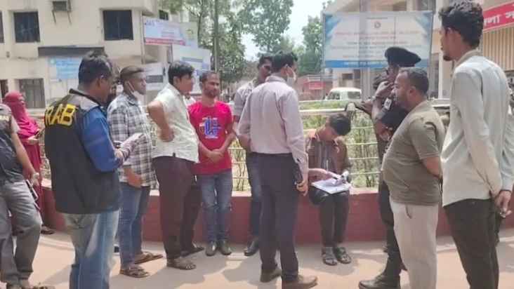 নরসিংদী সদর হাসপাতালে দালালবিরোধী অভিযান, আটক ৬