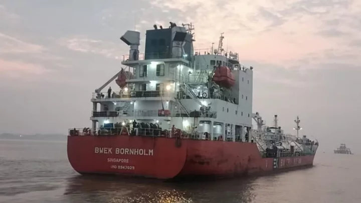 অবরুদ্ধ হরমুজ অতিক্রম করে বাংলাদেশে পৌঁছেছে এলপিজি ভর্তি জাহাজ 