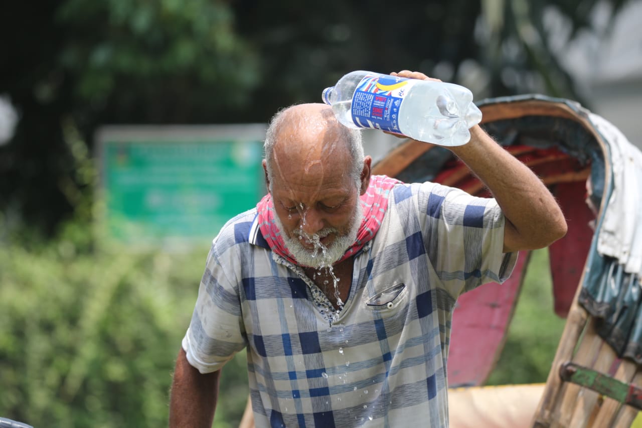 তীব্র গরমের সতর্কতা, স্বস্তি আনতে পারে বৃষ্টি