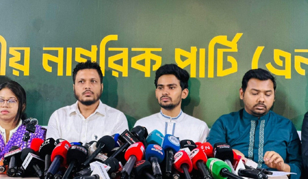 গণভোটের রায় না মানলে সরকারকে অবৈধ বলা শুরু করব : আসিফ মাহমুদ