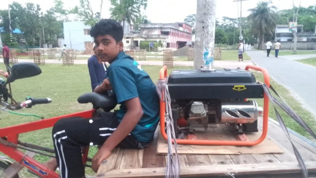 ৫ লিটার পেট্রোলের আশায় জেনারেটর ভ্যানে চড়িয়ে ১৩ কিলোমিটার পথ পাড়ি