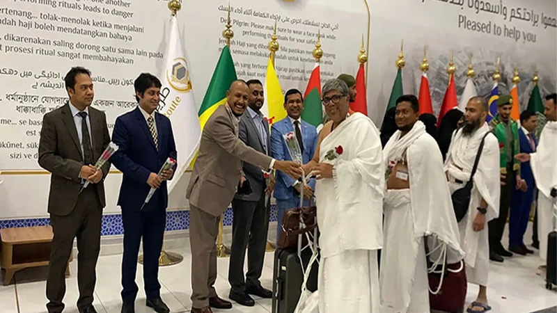 সৌদি আরব পৌঁছেছে বাংলাদেশের প্রথম হজ ফ্লাইট
