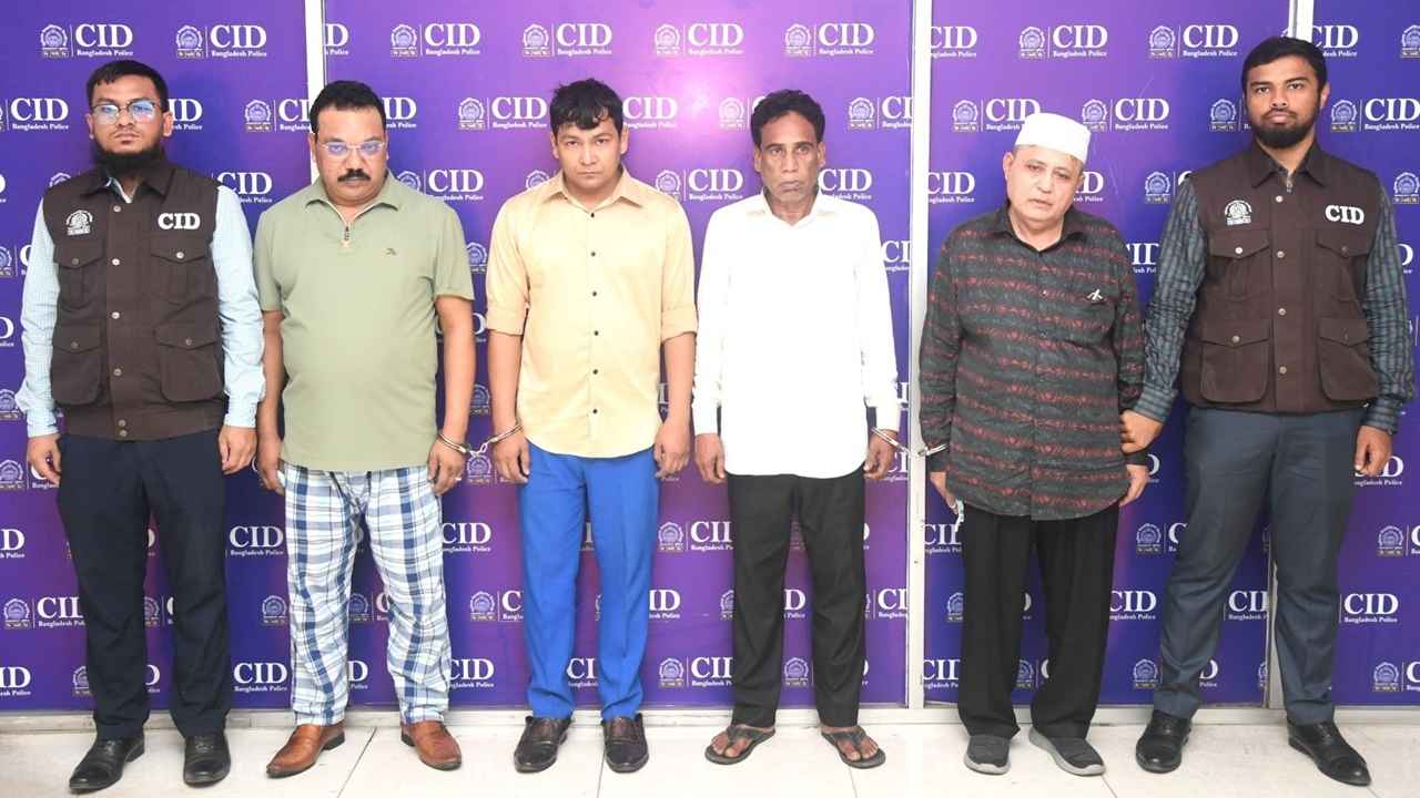 প্রতারকের জালে অর্ধকোটি টাকা খোয়ালেন সাবেক সচিব, গ্রেফতার ৪