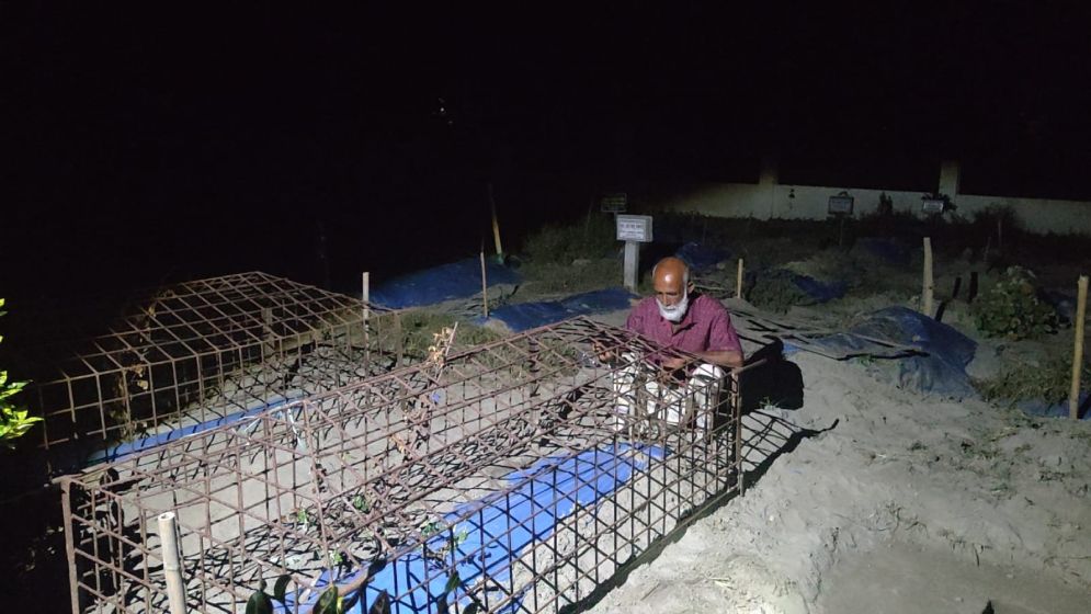 লাশ চুরির শঙ্কায় ছেলের কবর পাহারা দিচ্ছেন বাবা