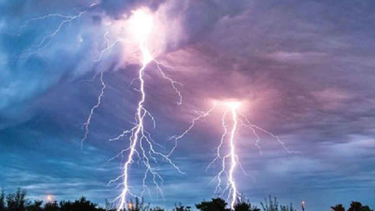 বরিশালে বজ্রপাতে শিক্ষকসহ ১৫ শিক্ষার্থী আহত