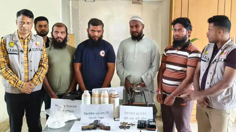 রাজধানীতে অস্ত্র ও ড্রোনসহ ‘উগ্রবাদী সংগঠনের’ ৪ সদস্য গ্রেপ্তার
