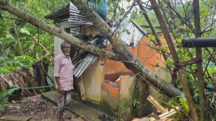 ‎কালবৈশাখী ঝড়ের তাণ্ডবে শতাধিক বসতবাড়ি বিধ্বস্ত 
