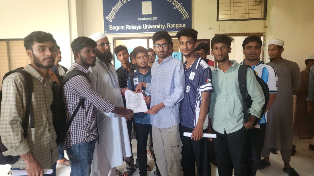 বেরোবিতে অতিরিক্ত ফি বৃদ্ধি: প্রতিবাদে শিক্ষার্থীদের গণস্বাক্ষর কর্মসূচি ও স্মারকলিপি জমা