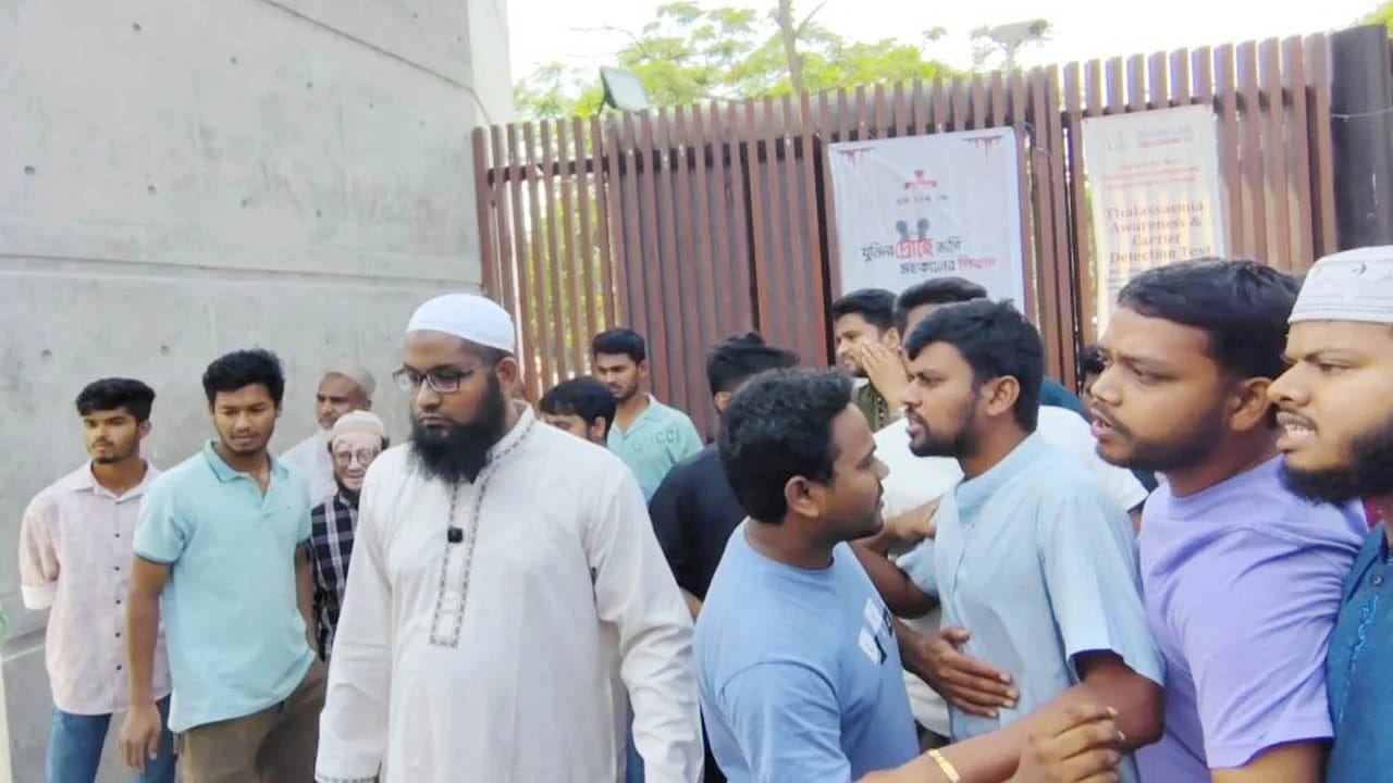 উপাচার্যের পদত্যাগ দাবির সংবাদ সম্মেলনে ছাত্রদলের হামলা
