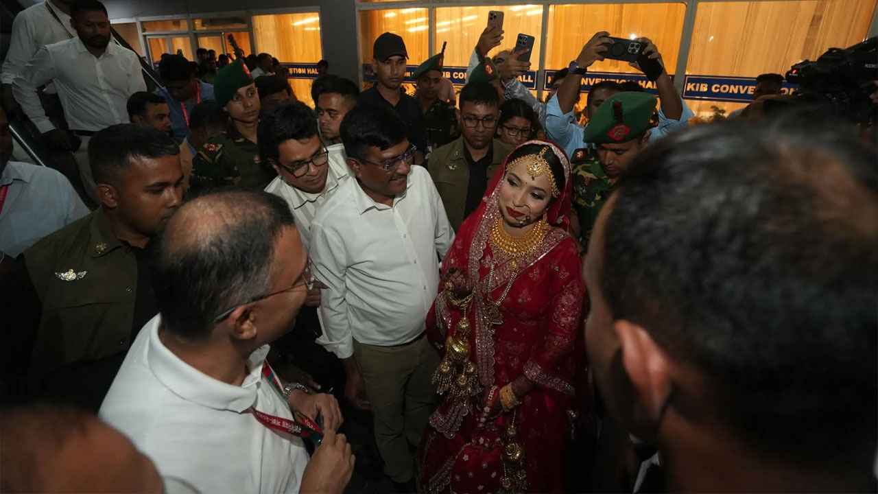 বিয়ে অনুষ্ঠানে গিয়ে সবাইকে চমকে দিলেন প্রধানমন্ত্রী, আনন্দে ভাসছেন কনে