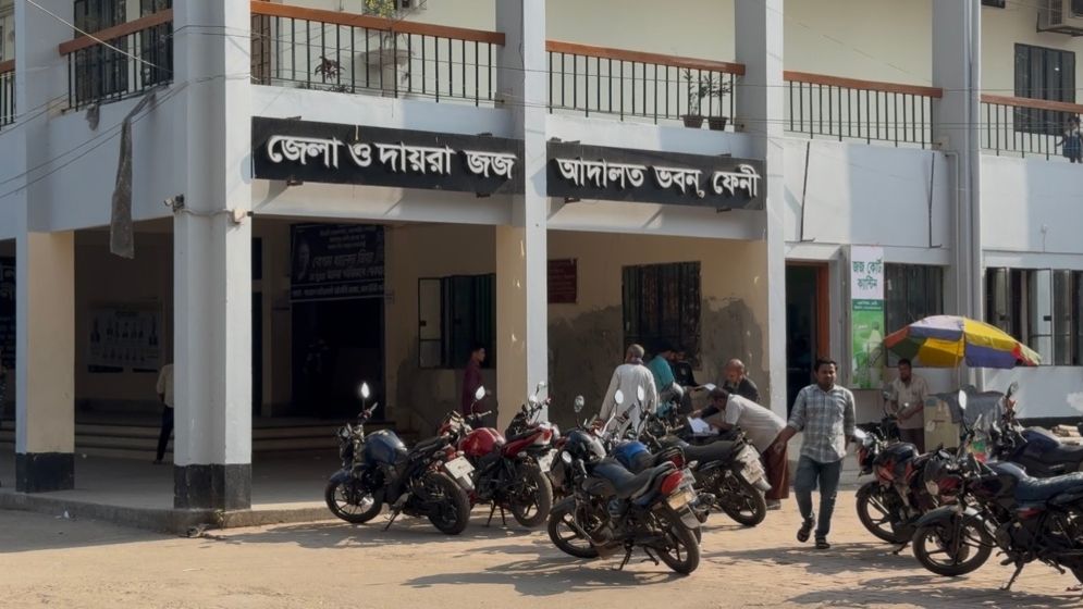 আদালতে বিচারকের সামনে নারী বিচারপ্রার্থীর বিষপান
