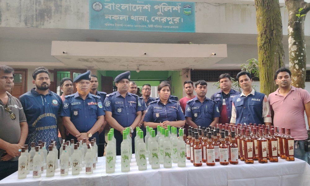 ভুসির বস্তায় মিলল ১০৮ বোতল বিদেশি মদ, আটক ৩