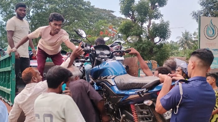 ‎মোটরসাইকেলের কাগজ দেখতেই সামনে আসলো আমদানি নিষিদ্ধ ভারতীয় বিড়ি