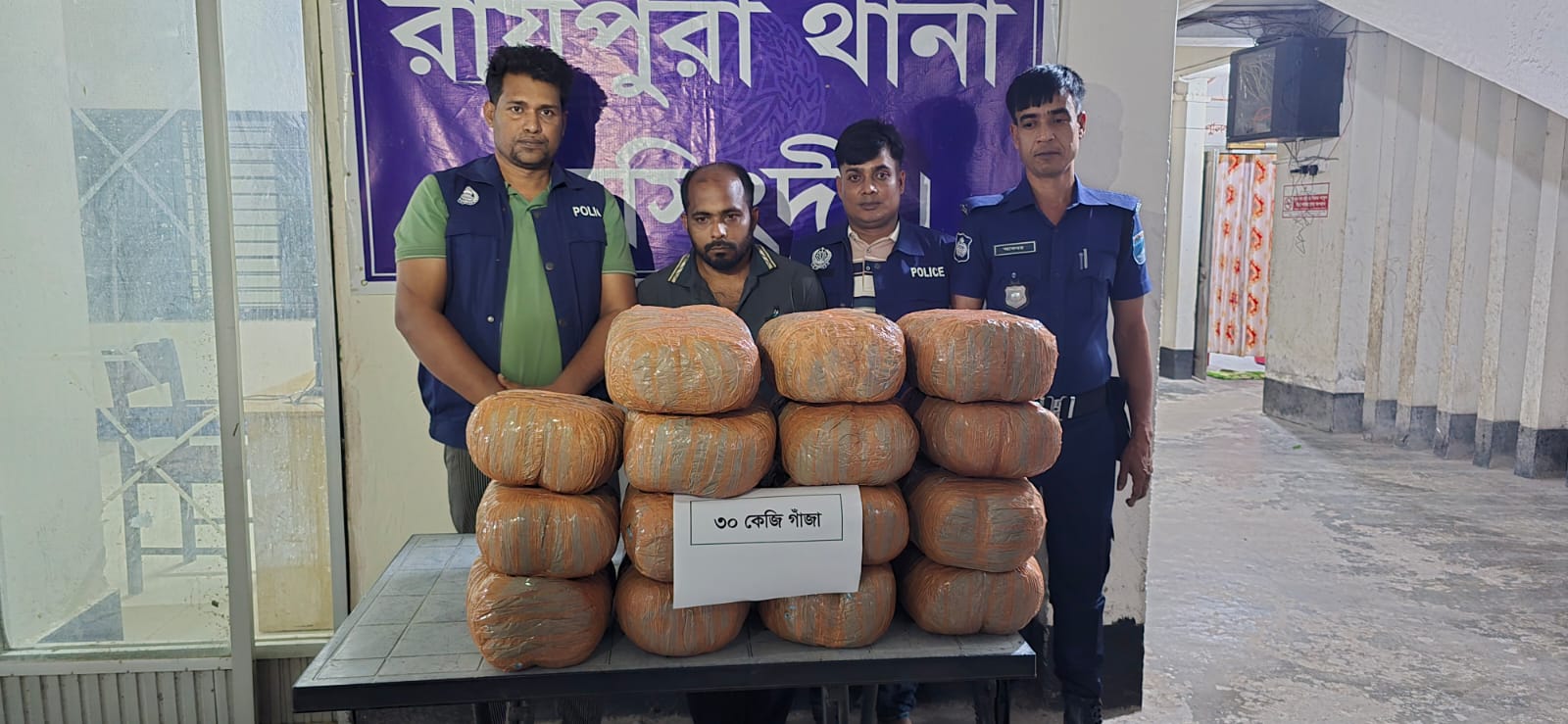 রায়পুরায় পুলিশের সাঁড়াশি অভিযান: ৩৫ কেজি গাঁজা ও ইয়াবাসহ গ্রেফতার ৩
