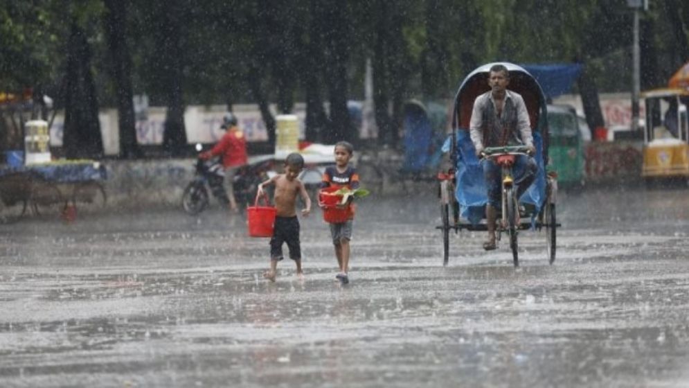 দুপুরের মধ্যে ঢাকা ও পার্শ্ববর্তী এলাকায় বজ্রবৃষ্টির সম্ভাবনা, দমকা হাওয়ার পূর্বাভাস