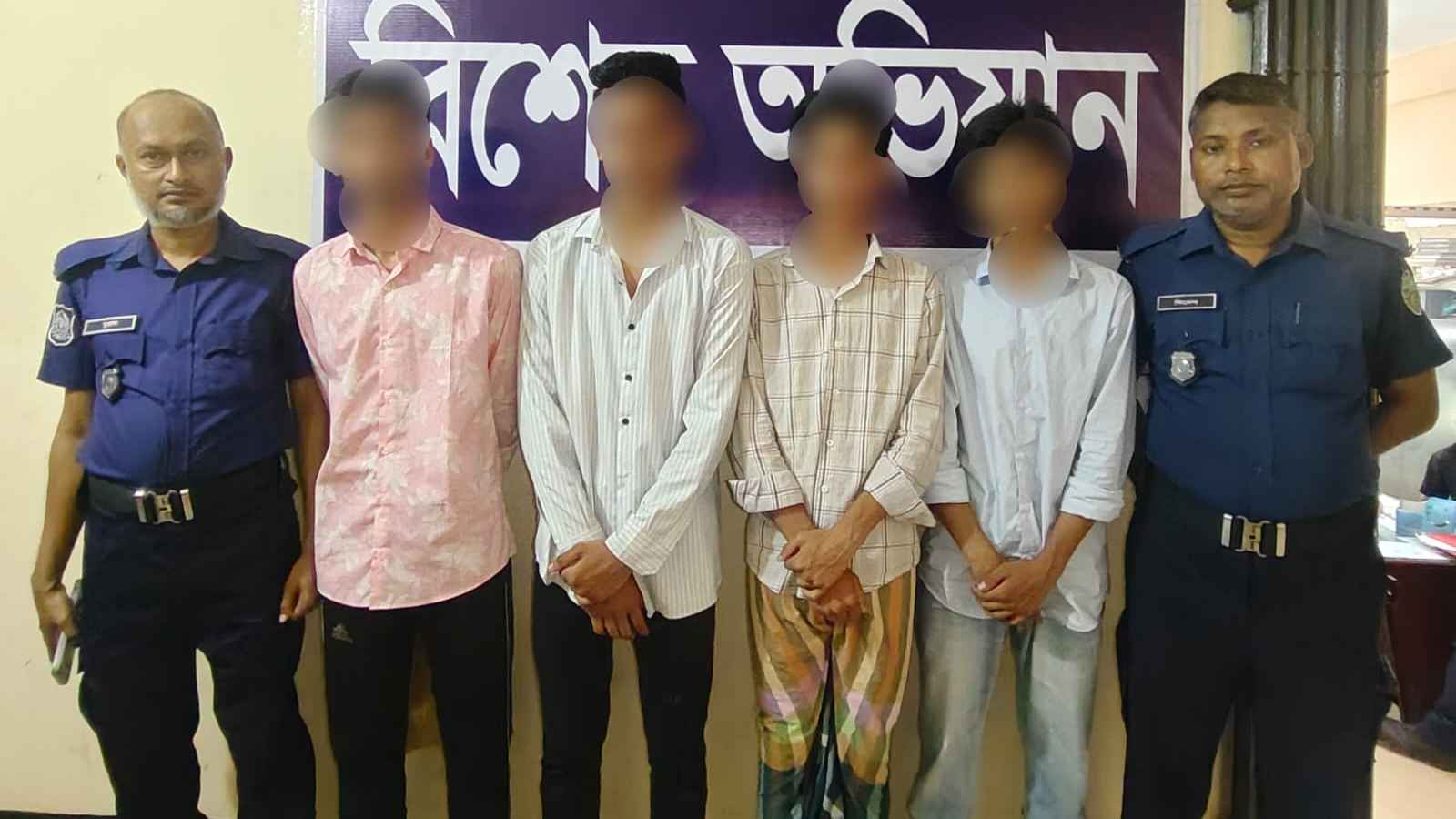 পরীক্ষায় খাতা না দেখানোয় দুই সহপাঠীকে কুপিয়ে জখম, আটক ৪