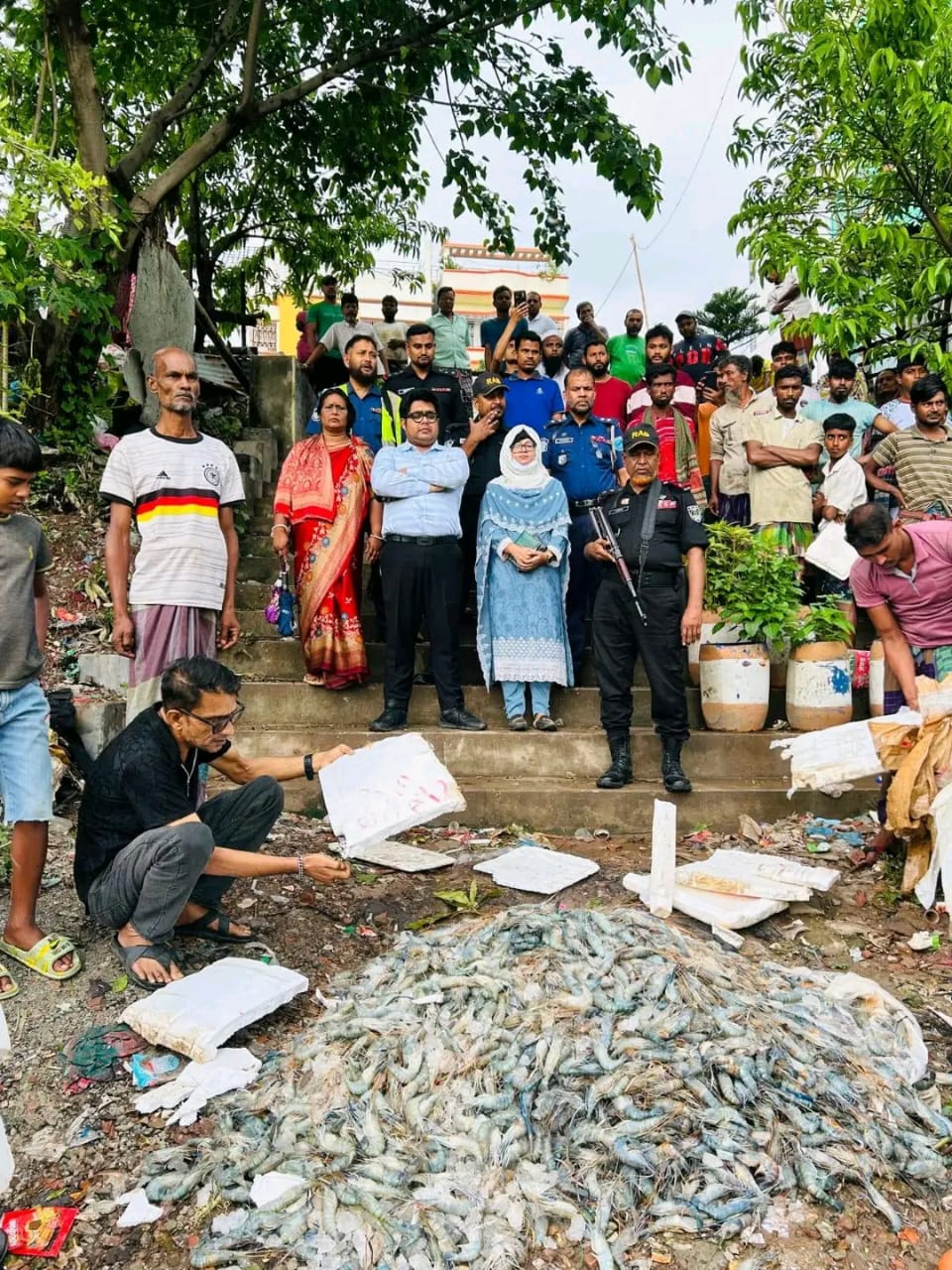 চিংড়ি মাছে জেলী দেয়ায় ব্যবসায়ীকে ৫০হাজার টাকা জরিমানা 