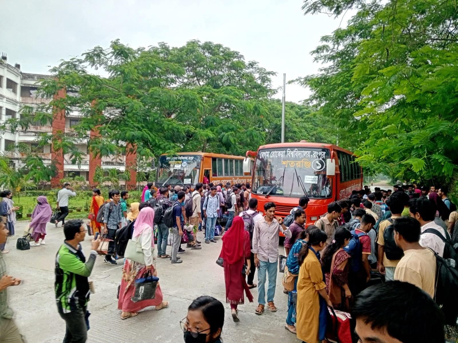 ‎ঈদে বেরোবির বিশেষ বাস সেবায় স্বস্তিতে ঘরমুখো শিক্ষার্থীরা