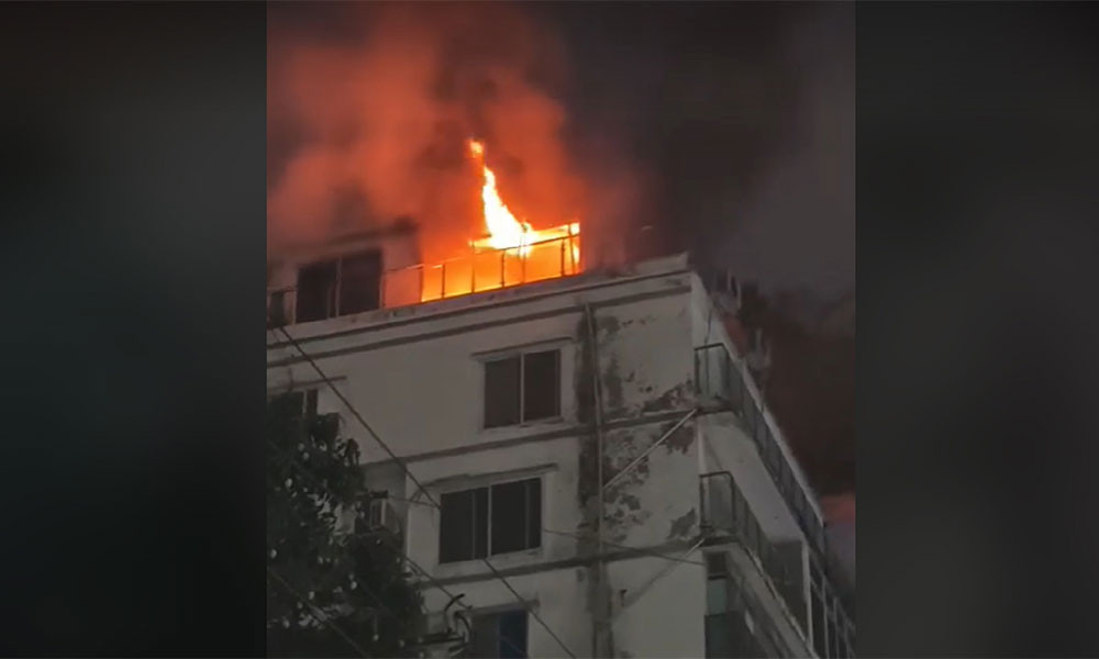 মোহাম্মদপুরে বহুতল ভবনে আগুন, নিয়ন্ত্রণে ২ ইউনিট