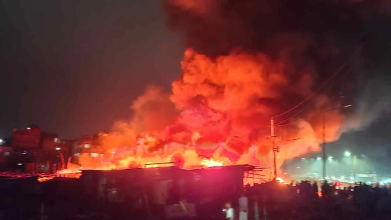 রাজধানীর কালশী বস্তিতে আগুন, নিয়ন্ত্রণে ফায়ারের ৪ ইউনিট