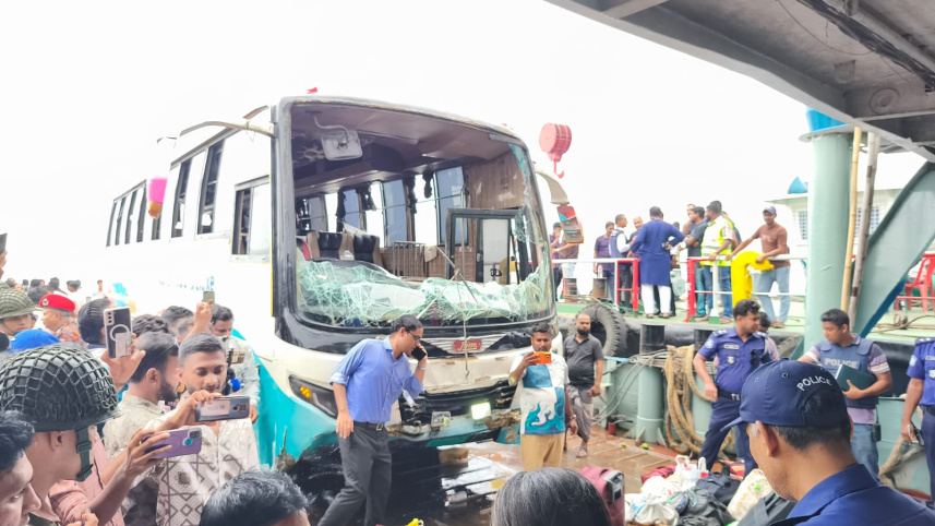 পদ্মায় পড়ে যাওয়া বাস উদ্ধার, চালকসহ ৩ জন হাসপাতালে