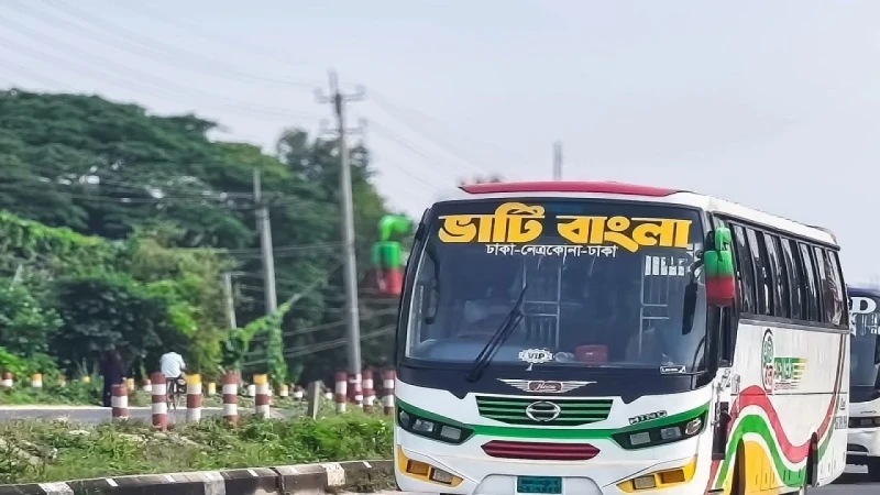 মহাখালীতে বাস উল্টে হেলপার নিহত, আহত ২