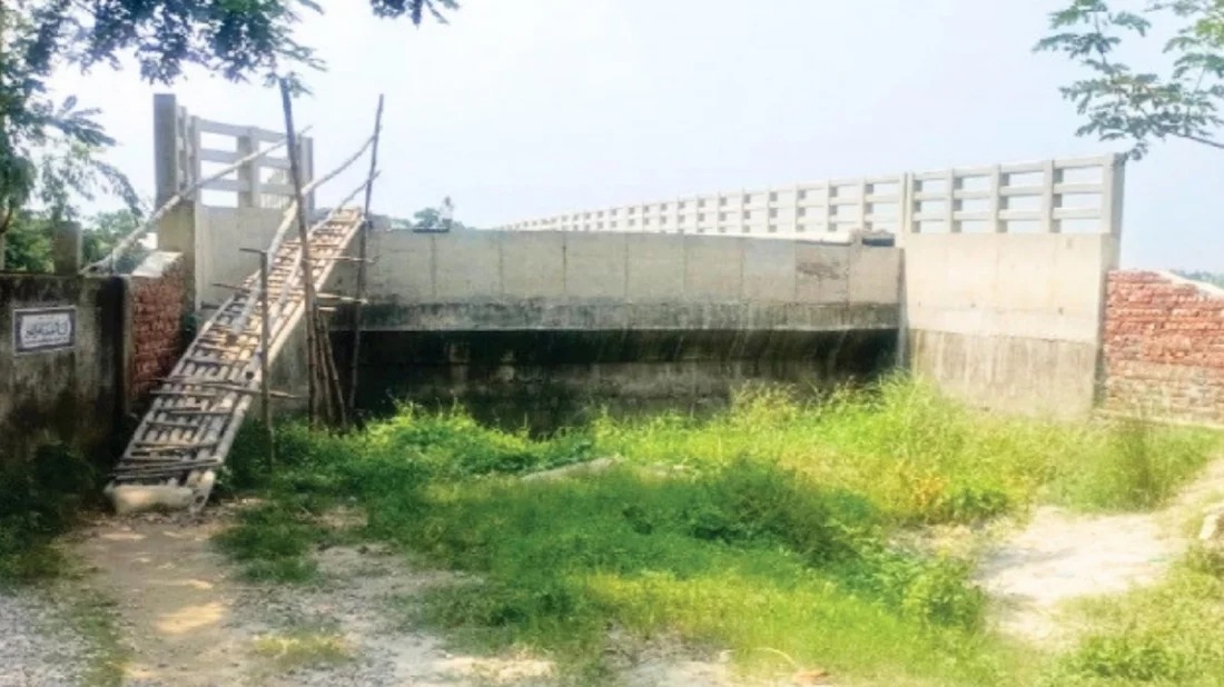 কোটি টাকার সেতুতে উঠতে লাগে বাঁশের সাঁকো
