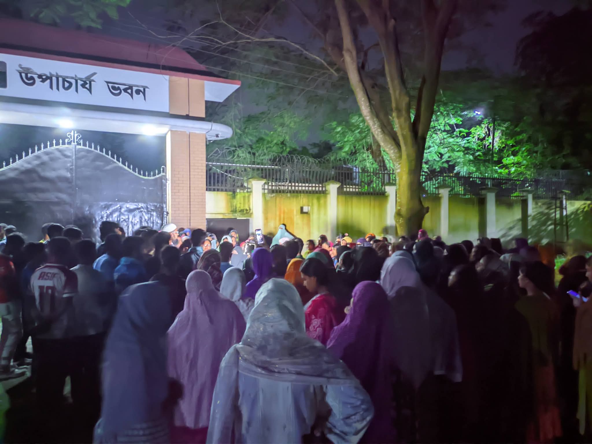 প্রভোস্টের পদত্যাগ দাবিতে মধ্যরাতে বেরোবি শিক্ষার্থীদের বিক্ষোভ