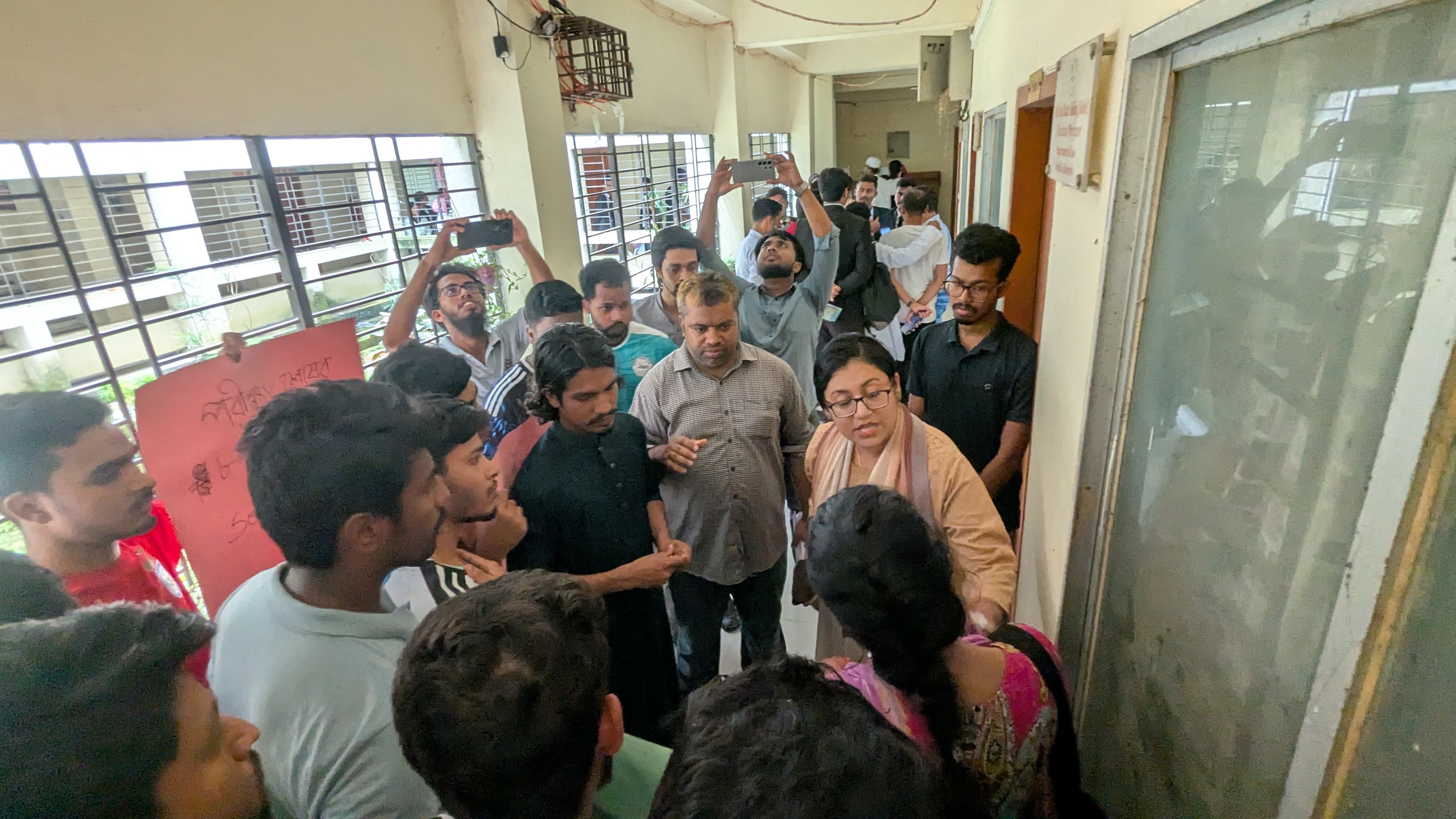 পরীক্ষা বিলম্বের প্রতিবাদ ও ৬ দফা দাবিতে কুবির আইন বিভাগে তালা ঝুলিয়ে শিক্ষার্থীদের অবস্থান কর্মসূচি 
