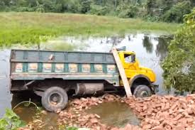 কসবায় ইটবোঝাই ট্রাক খাদে পড়ে দুজন নিহত