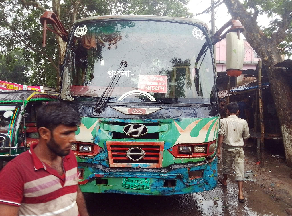 বাসচাপায় তালায় স্কুলশিক্ষার্থী নিহত, বাবা আহত