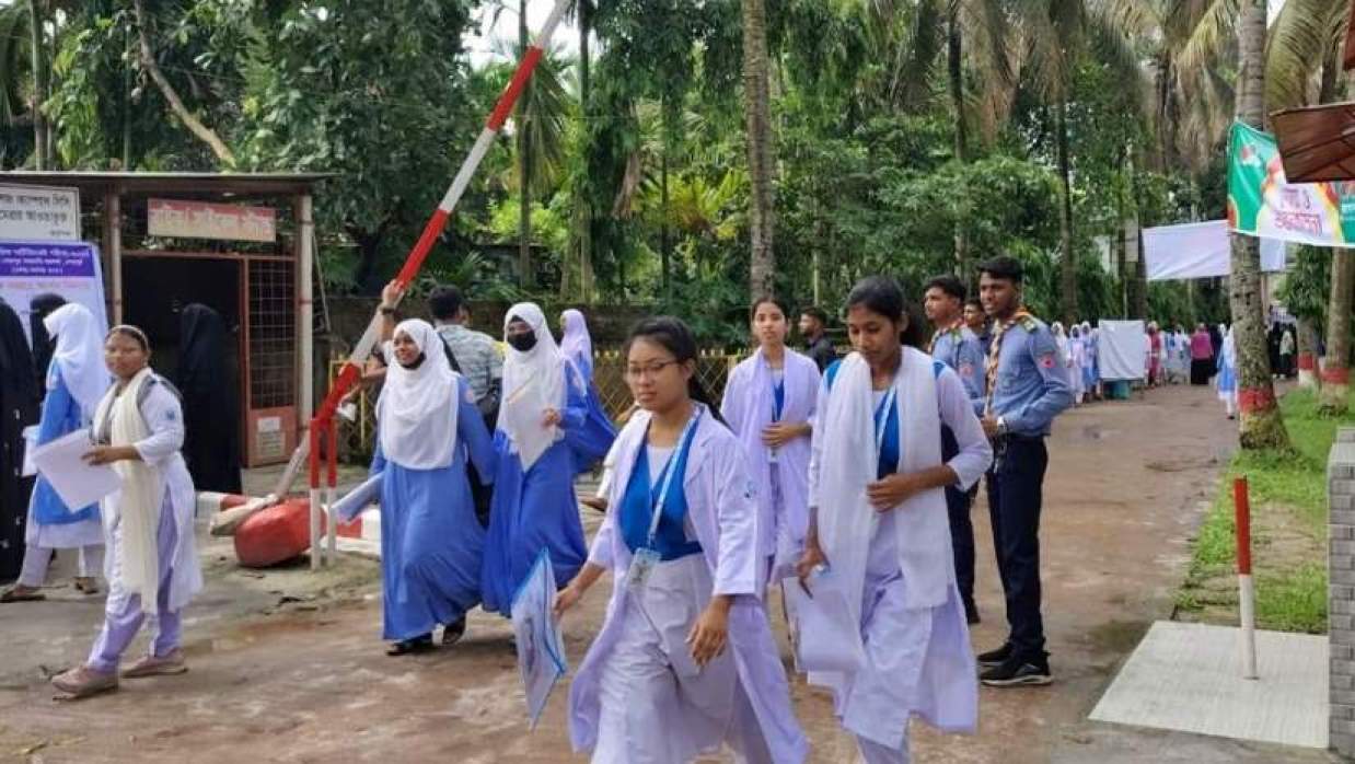এইচএসসির প্রথম দিনে অনুপস্থিত ২৪৭৮৪, বহিষ্কার ৭