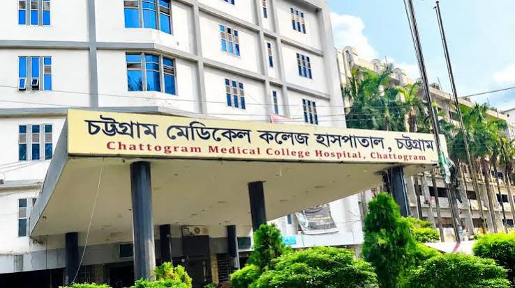 চট্টগ্রামে ফুটবল খেলতে গিয়ে গোলপোস্ট ভেঙে যুবকের মর্মান্তিক মৃত্যু