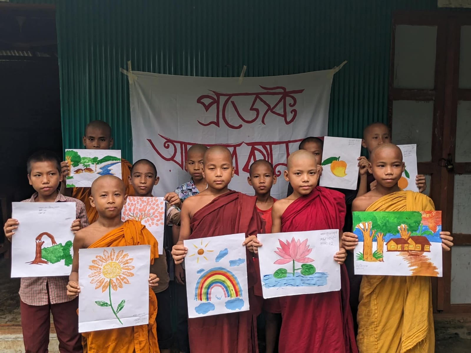 তুলির আঁচড়ে স্বপ্ন বুনছে অনাথ শিশুরা, কুবি শিক্ষার্থীদের উদ্যোগ 'আলোর ক্যানভাস'