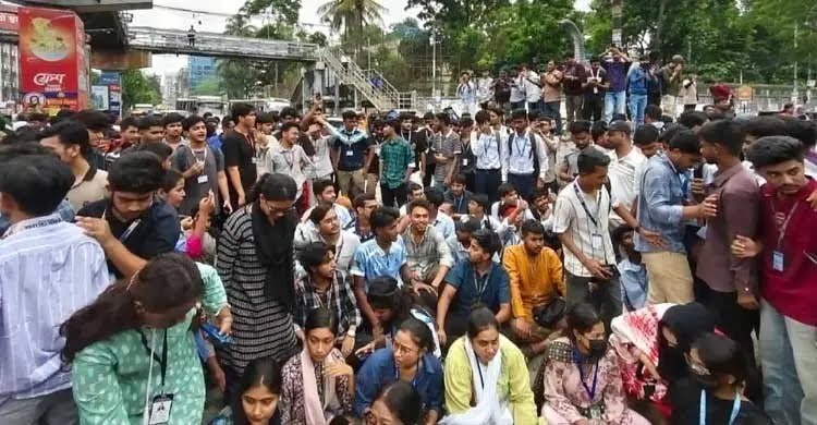 শিক্ষামন্ত্রীর পদত্যাগের দাবিতে মিছিল নিয়ে ঢাকা বিশ্ববিদ্যালয়ে শিক্ষার্থীরা 
