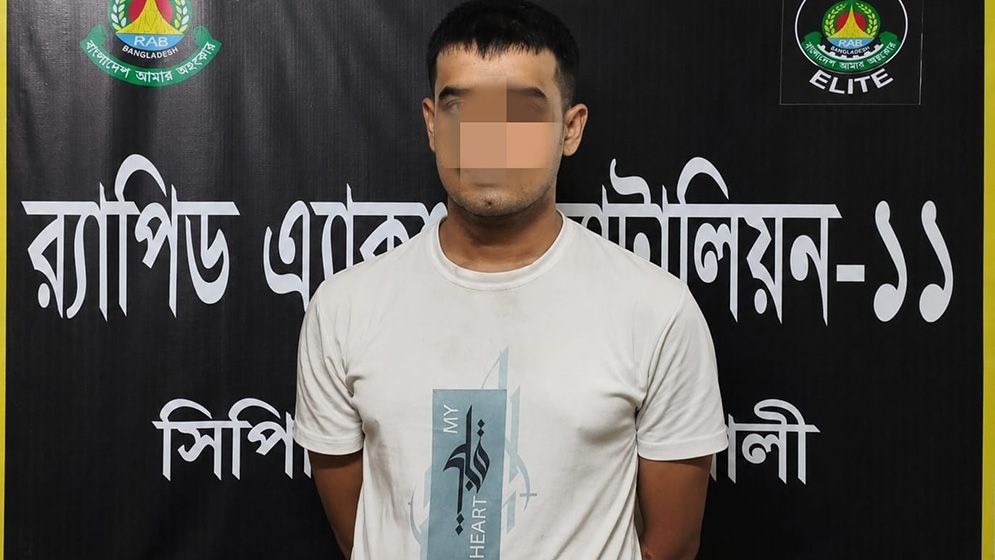 দাদাকে গুলি করায় আগ্নেয়াস্ত্রসহ নাতি গ্রেফতার