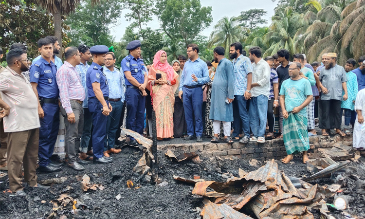 বরগুনায় ভয়াবহ অগ্নিকাণ্ডে অর্ধশতাধিক দোকান পুড়ে ছাই