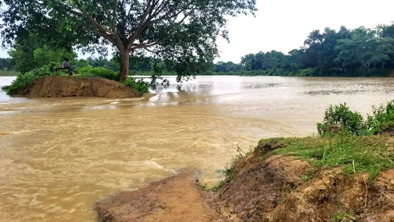 ভারতীয় সীমান্তরক্ষী বিএসএফের বাঁধার মুখে মনু নদের প্রতিরক্ষা বাঁধ