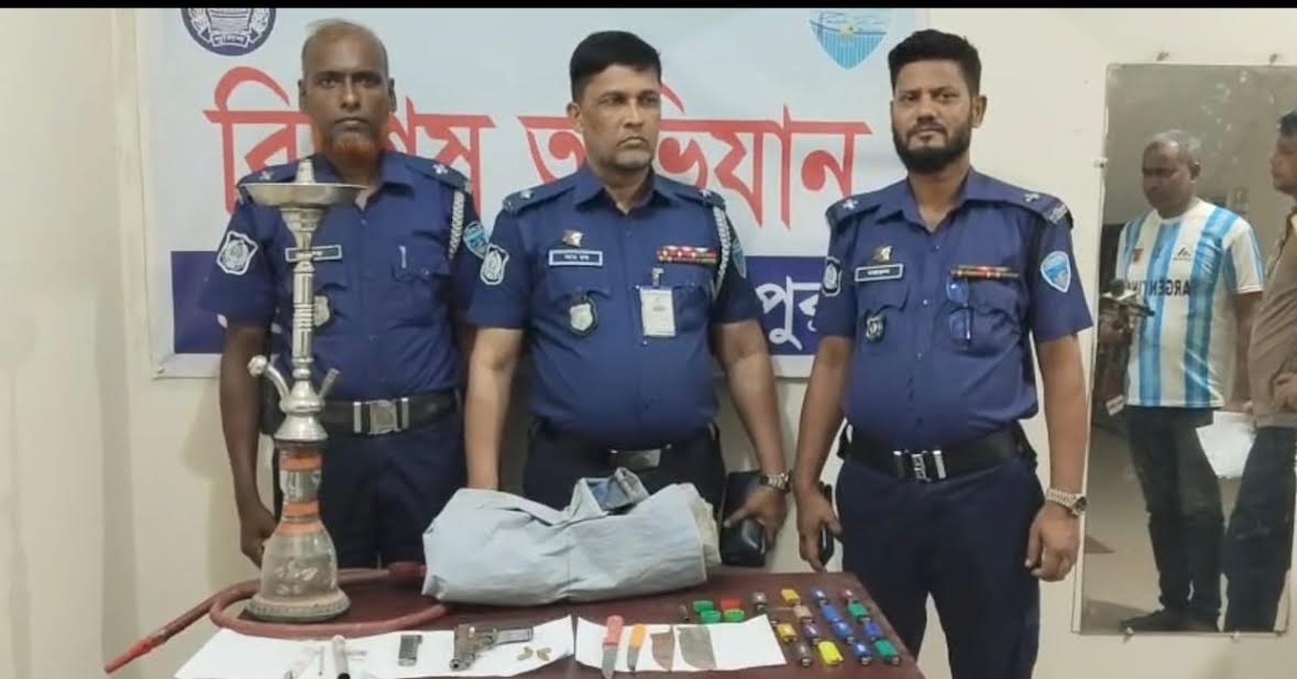 লক্ষ্মীপুরে মাদক কারবারির বাড়িতে অভিযান, পিস্তল-গুলি উদ্ধার