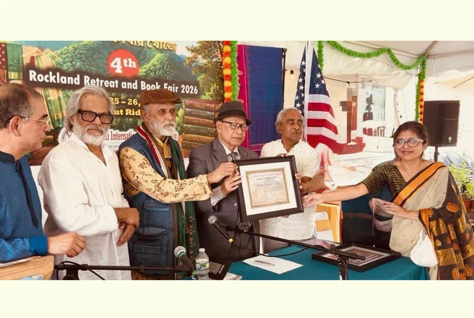 নিউইয়র্ক বইমেলার পুরস্কার পেলেন ড. মোস্তফা সারওয়ার