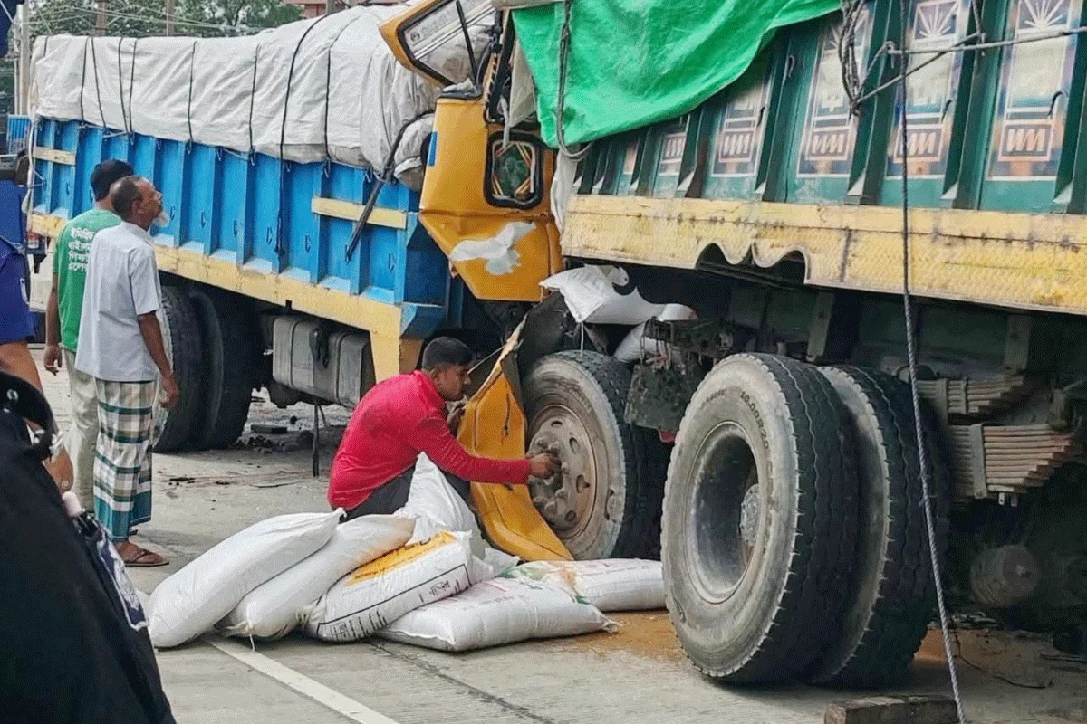 বগুড়ায় দাঁড়িয়ে থাকা ট্রাকে আরেক ট্রাকের ধাক্কা, নিহত ২