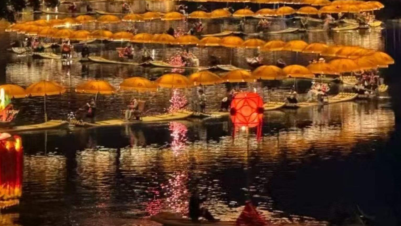 নববর্ষের রাতে লি নদীতে আলোর ড্রাগন