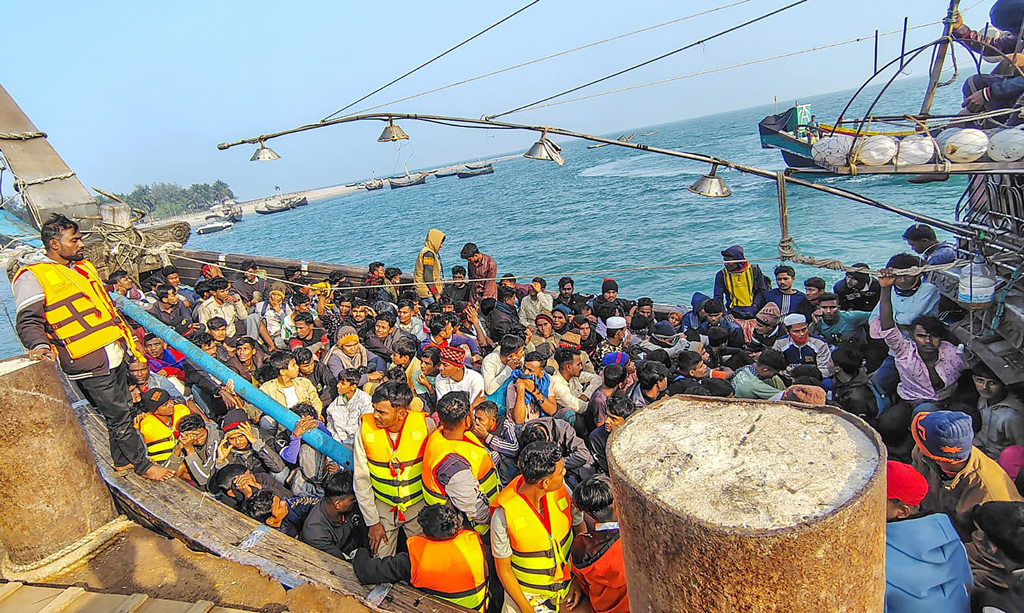 অবৈধভাবে মালয়েশিয়া যাওয়ার সময় ১০ দালালসহ ২৭৩ জন আটক