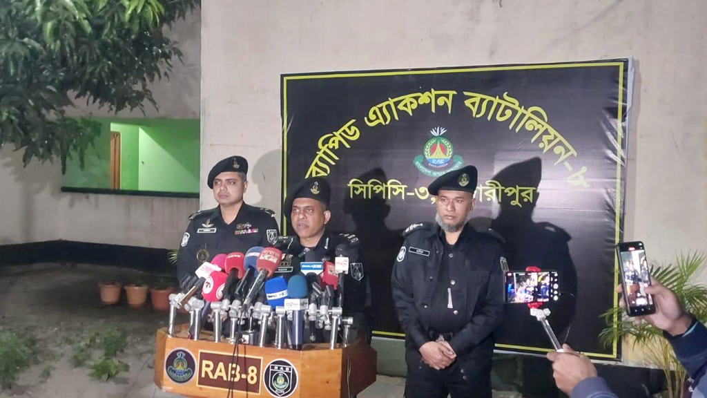 ব্যবসায়ীর শরীরে পেট্রল ঢেলে আগুনে পুড়িয়ে হত্যা