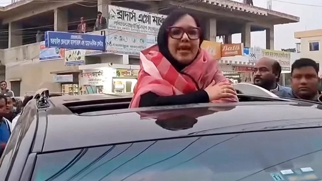 সভামঞ্চ ভাঙচুরের পরেও গাড়িতে দাঁড়িয়ে বক্তব্য দিলেন রুমিন ফারহানা
