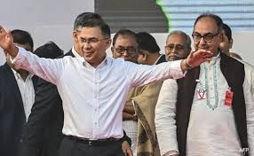 পায়ে হেঁটে বাসা থেকে অফিসে তারেক রহমান