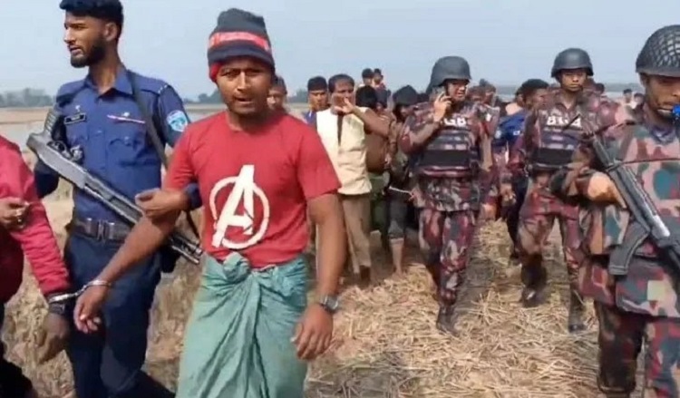 যুদ্ধ বিপর্যস্ত রাখাইন: বাংলাদেশে পালিয়ে আসা ৩৭ আরাকান আর্মি বিজিবির হেফাজতে